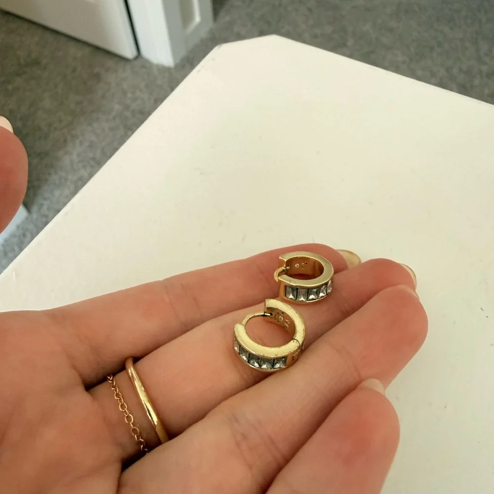 Kendra Scott gold and silver huggie earrings - Picture 2 of 6